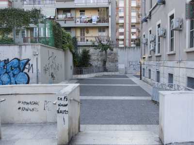 Via Tanzi dall'altra parte d� accesso accesso a vico Sant�Antonio. Quest�ultimo � un passaggio pedonale abbastanza inconsueto per una citt� �lineare� e a �misura d�auto� come Bari: scendendo tre scalini � possibile girare attorno al convento per arrivare poi su piazza Duca degli Abruzzi, l� dove sorge l�ingresso della chiesa di Sant�Antonio